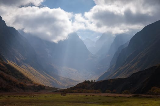 The picturesque autumn colors of the mountains reflect the grandeur and beauty of nature