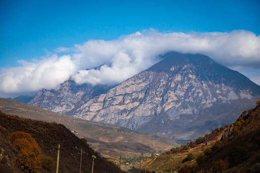 The picturesque autumn colors of the mountains reflect the grandeur and beauty of nature