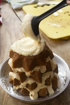 preparation of a homemade cream-filled dessert with as base a sponge cake