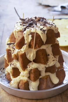 preparation of a homemade cream-filled dessert with as base a sponge cake