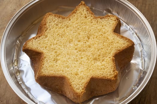 preparation of a cream-filled dessert with as base a sponge cake