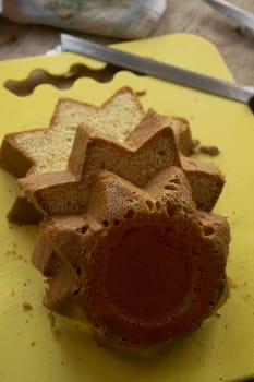 preparation of a cream-filled dessert with as base a sponge cake