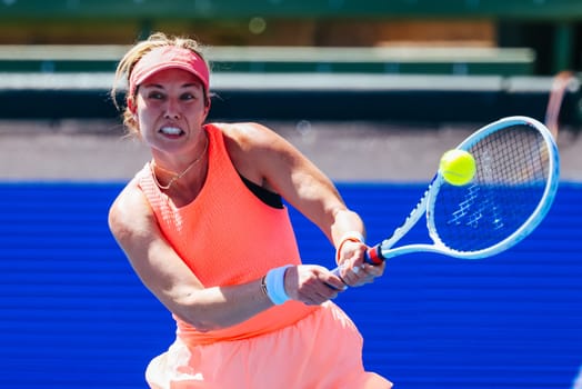 MELBOURNE, AUSTRALIA - JANUARY 12: Danielle Collins plays Mirra Andreeva of Russia during day three of the 2024 Kooyong Classic at Kooyong on January 12, 2024 in Melbourne, Australia.