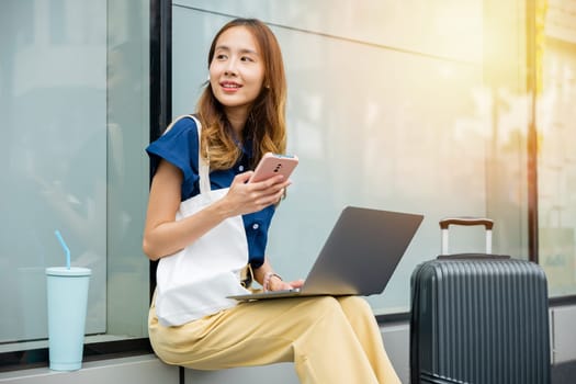 A young woman travels the world while working remotely from her laptop. She can work from anywhere and is always connected to the internet. This is the ultimate dream of digital nomads.