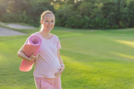 Energetic pregnant woman takes her workout outdoors, using an exercise mat for a refreshing and health-conscious outdoor exercise session.