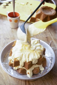 preparation of a homemade cream-filled dessert with as base a sponge cake