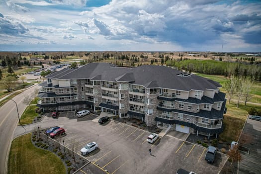 Drone image of The Willows, Saskatoon, highlighting its luxury homes and golf course.