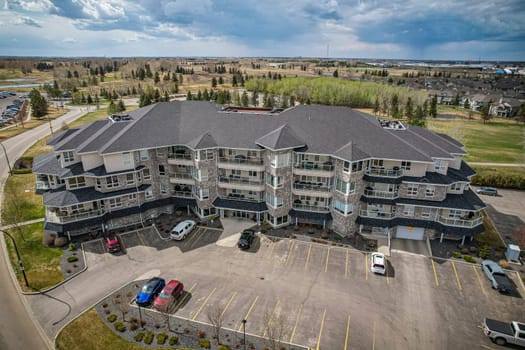 Drone image of The Willows, Saskatoon, highlighting its luxury homes and golf course.