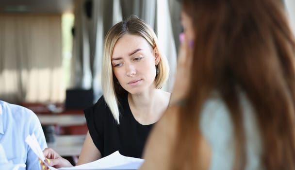 A group of people attending a seminar at a cafe listens attentively to each other's lecturers and also brings their ideas to business education in an informal setting.