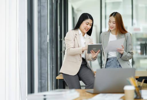 Working women are discussing work and planning new business plans by exchanging ideas with colleagues.