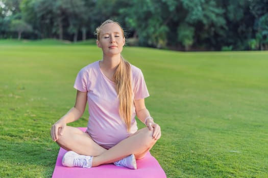 Energetic pregnant woman takes her workout outdoors, using an exercise mat for a refreshing and health-conscious outdoor exercise session.