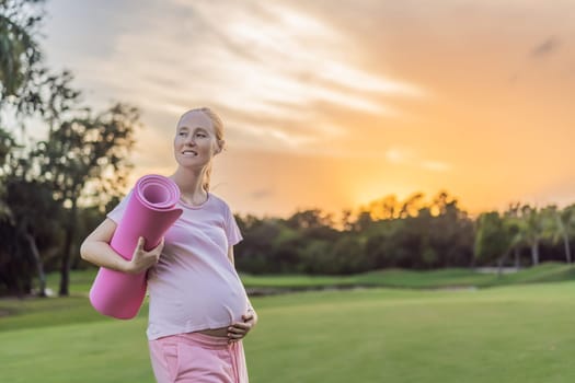 Energetic pregnant woman takes her workout outdoors, using an exercise mat for a refreshing and health-conscious outdoor exercise session.