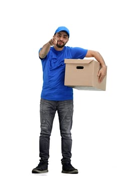 The deliveryman, in full height, on a white background, points forward.