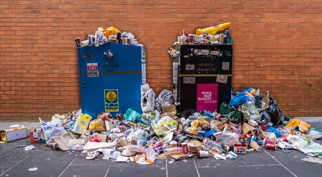 GLASGOW, SCOTLAND, UK - AUGUST 29, 2022: Bins Overflowing With Rubbish During The Scotland Bin Strikes