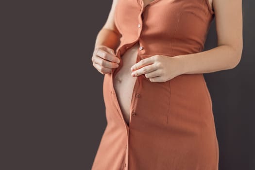 No need to struggle with the fastening. Choose a maternity dress that provides comfort and style to your pregnant belly.