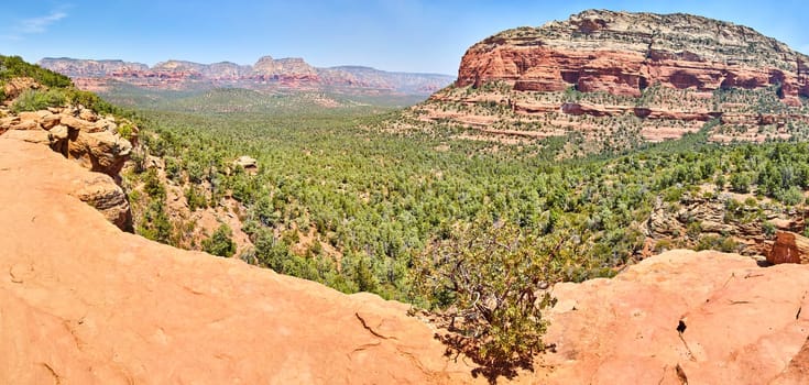 Breathtaking Panorama of Sedona's Red Rock Canyons and Lush Valleys under Brilliant Daylight, Arizona 2016