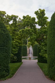 Serene Urban Oasis: Majestic Fountain Amidst Lush Parkland. Splendid Fountain Gracing City Park. Oasis of Calm: Majestic Fountain Amid Bustling City Park. Elegant Fountain Enhancing Metropolitan Park