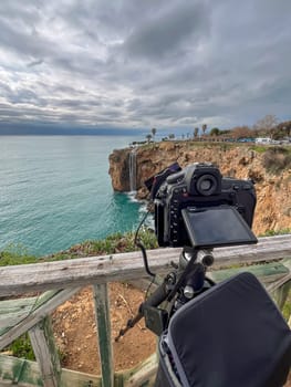 A camera with a circular polarizer and ND filter takes long exposure landscape photos