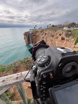 A camera with a circular polarizer and ND filter takes long exposure landscape photos