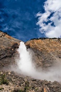 Takkakaw Falls yoho Park view