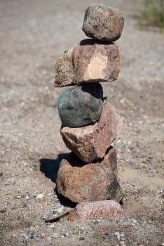 Rocks in equilibrium on the sand