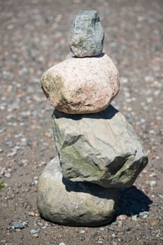 Rocks in equilibrium on the sand