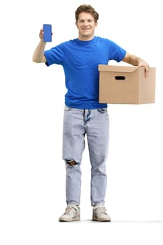 The deliveryman, in full height, on a white background, with a box, shows the phone.