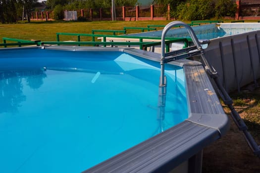 Photo an outdoor private frame pool. Blue water. Outdoor games. Swimming.