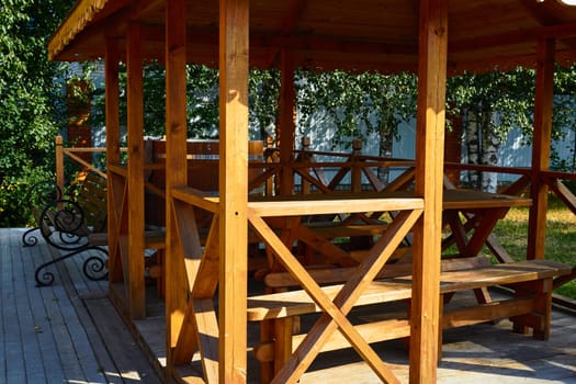 Photo a wooden gazebo made of timber. Garden furniture. Summer vacation in the country.