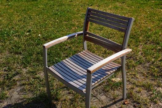 Photo a rack-and-pinion chair on a background of green grass. Outdoor recreation. Camping.