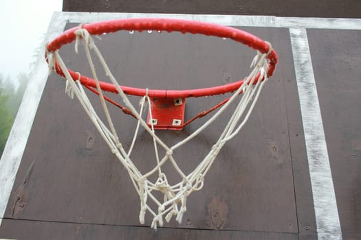 Photo a wet basketball hoop with a net after the rain. Outdoor games. Sports equipment.