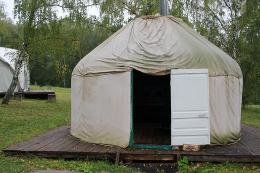 Photo a white dwelling yurt tent in the forest. Traditional dwellings of peoples.