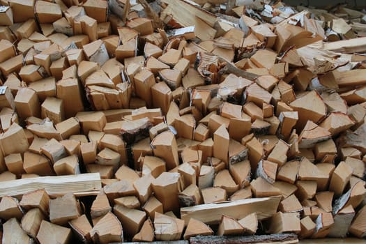 Photo a woodpile on the street . Chopped logs. The texture of the tree. Harvesting firewood for the winter.