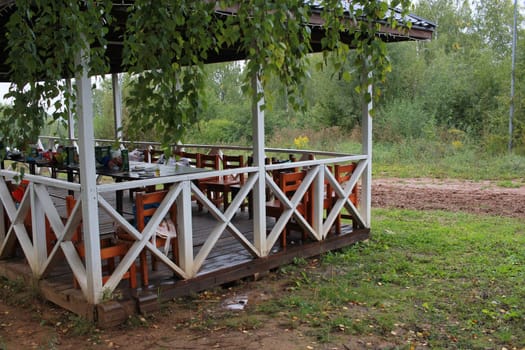 Photo a wooden white gazebo in the forest. A place to relax in nature.