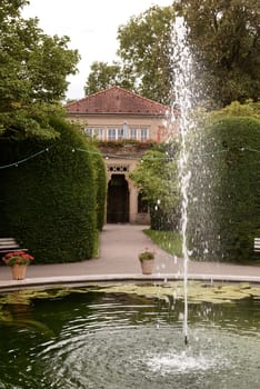 Serene Urban Oasis: Majestic Fountain Amidst Lush Parkland. Splendid Fountain Gracing City Park. Oasis of Calm: Majestic Fountain Amid Bustling City Park. Elegant Fountain Enhancing Metropolitan Park