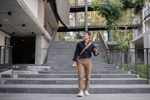 young businessman Use reusable cloth bags and water bottles to protect the environment..