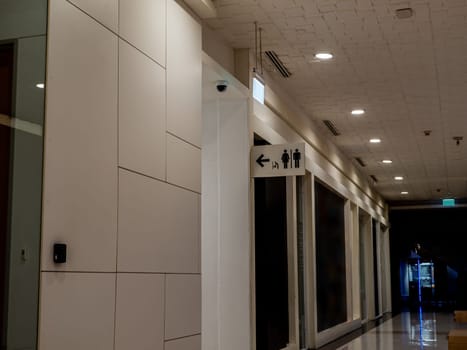 A sign board points the way to the toilets in the building