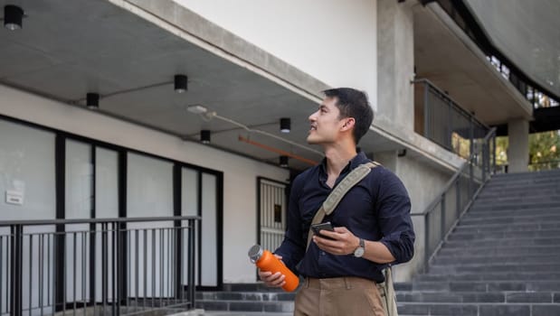 young businessman Use reusable cloth bags and water bottles to protect the environment..