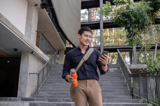young businessman Use reusable cloth bags and water bottles to protect the environment..