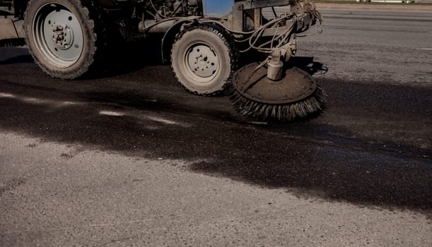 cleaning brush for asphalt cleaning in a harvesting car