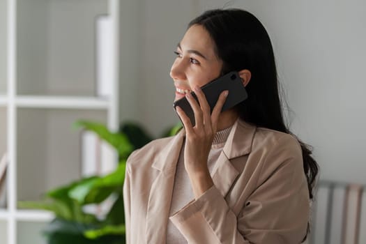 Business woman talking on mobile with client, business partner for business meeting.