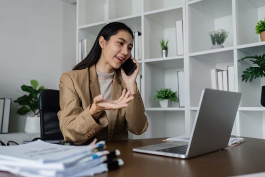 Business woman talking on mobile with client, business partner for business meeting.