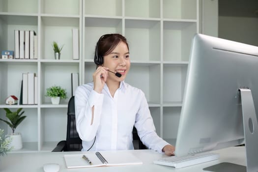Call center agents wear headphones to talk to customers. Provide consultation via online channels on laptops.