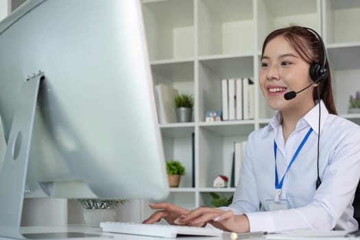 Call center agents wear headphones to talk to customers. Provide consultation via online channels on laptops.