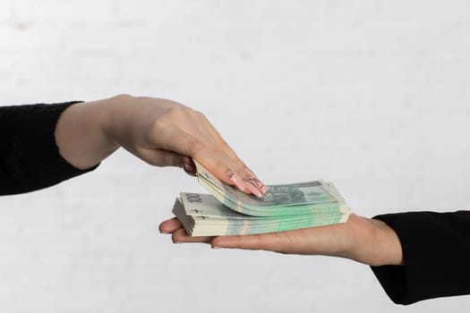 A smart way to bundle paper banknotes before accepting them.