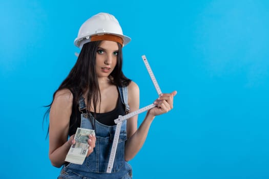 A woman in a hard hat holds a bundle of banknotes in her hand and encourages cooperation.