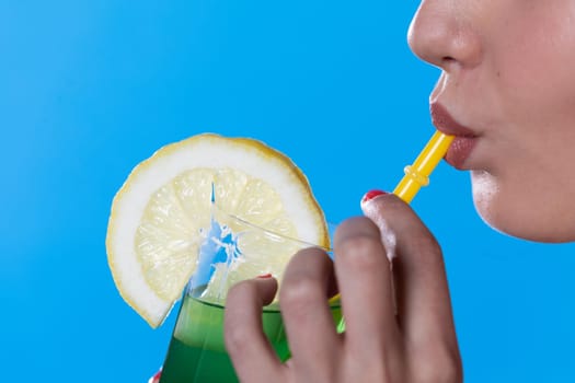 On the close-up you can see a straw in the mouth, which is drunk by a woman.
