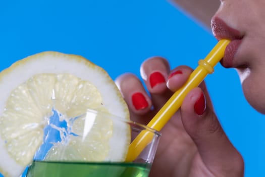 On the close-up you can see a straw in the mouth, which is drunk by a woman.