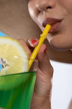 On the close-up you can see a straw in the mouth, which is drunk by a woman.