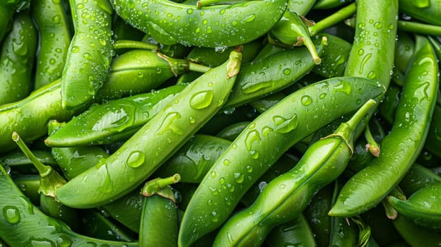 A pile of green beans with water droplets on them
